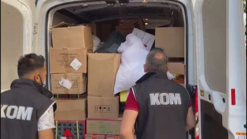 İzmir’de durdurulan kamyonetten tıka basa kaçak ürün ele geçirildi
