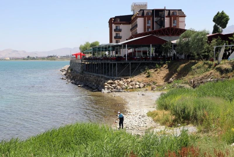 Van Büyükşehir Belediyesinin erken tedbiri sinek popülasyonunu azalttı
