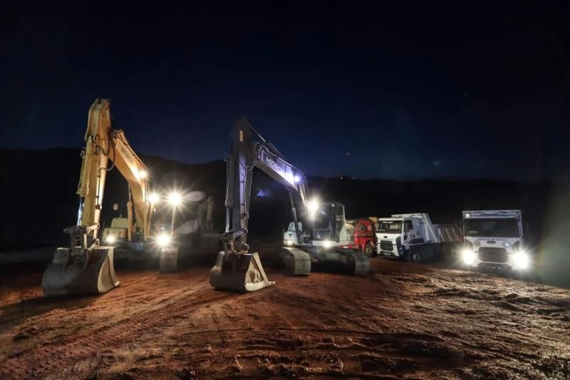 Bakan Varank, kepçe operatörlüğü yaparak Kırıkhan OSB