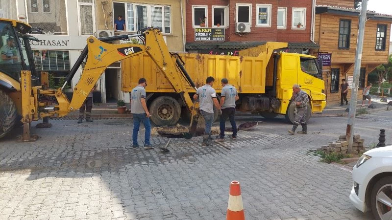 TESKİ ekipleri 3 gün önce arızayı onarmadan mucurla kapattıkları yolu tekrar kazdılar
