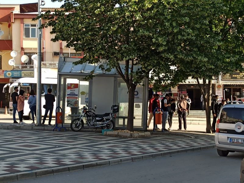 YKS sınavı için sabah erken saatlerde otobüs kuyruğuna girdiler
