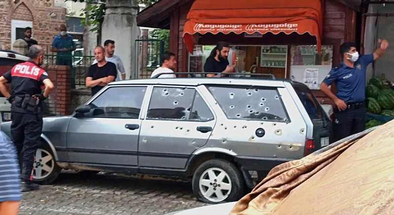 Balkondan husumetlilerine kurşun yağdırdı, araç delik deşik oldu
