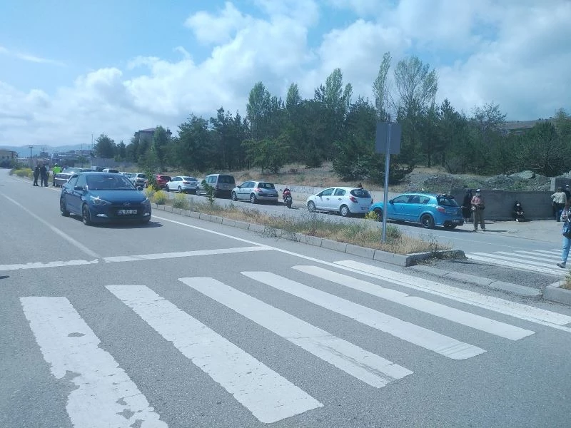 Sınava yetişmek isterken araç çarpan iki genç sınava giremedi
