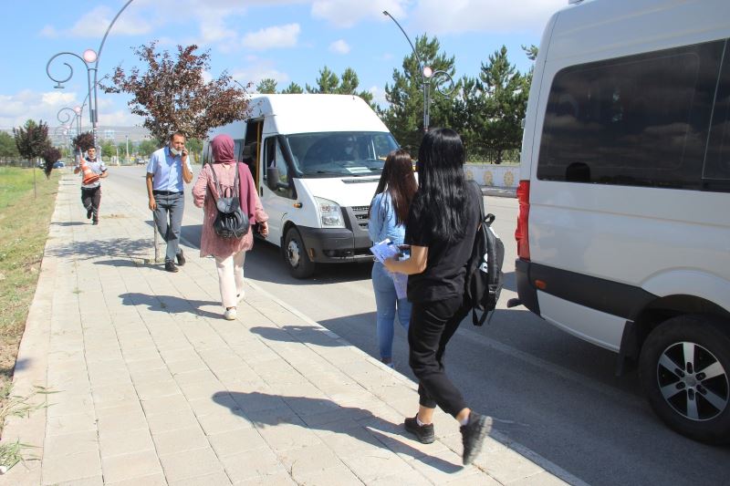 Sınava giden öğrencileri taşıyan servis arızalandı, öğrencilerin imdadına polis yetişti
