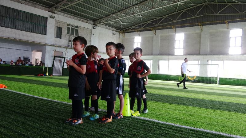 Fatih Karagümrük’ün ilk il dışı futbol okulu Alaplı’da açıldı
