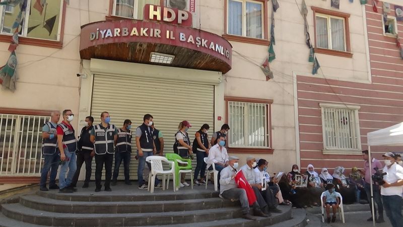 HDP önündeki nöbete bir aile daha katıldı
