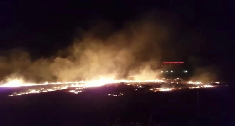 Anız yangını yerleşim alanına ulaşmadan söndürüldü
