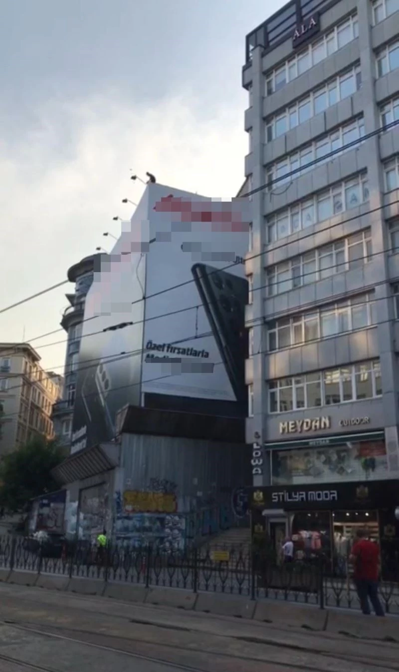 (Özel)İntihar etmek için çatıya çıktı, eline geçeni yola fırlattı
