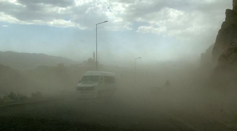 Doğubayazıt’ta etkili olan fırtına zor anlar yaşattı
