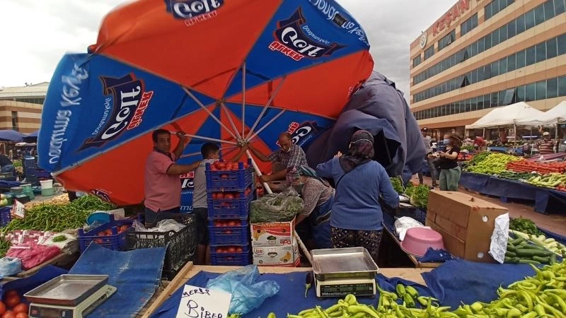 Kuvvetli rüzgar, pazaryerini birbirine kattı
