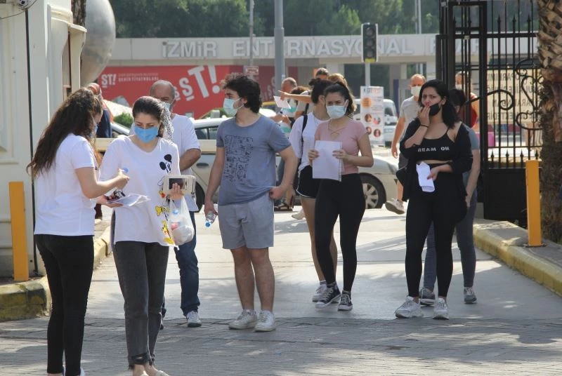 İzmir’de YKS heyecanı: Koşarak sınava yetiştiler
