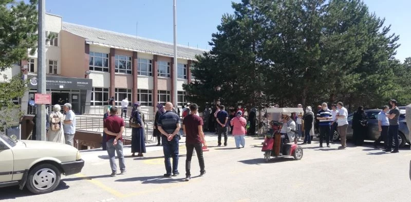 Öğrenciler sınavda yakınları dışarıda ter döktü
