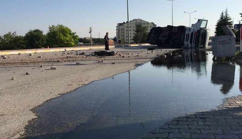 Motorin dolu tanker devrildi, yol adeta göle döndü
