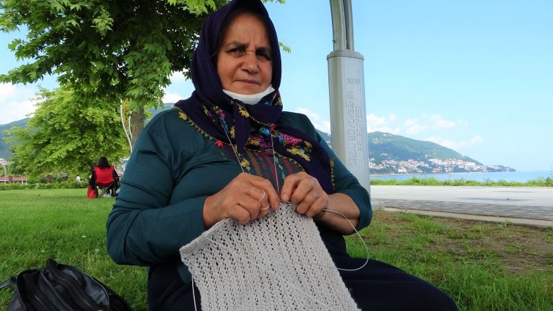 Sınava giren torunlarını onlara çeyiz örerek bekledi
