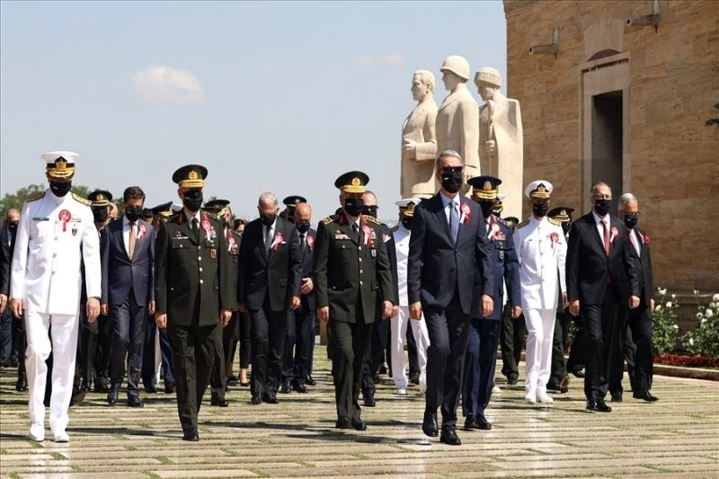 Bakan Akar, komuta kademesi ve OYAK Yönetim Kurulu ile Anıtkabir’i ziyaret etti
