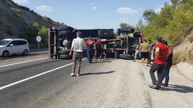 Yangına müdahaleye giden itfaiye aracı devrildi: 2 yaralı
