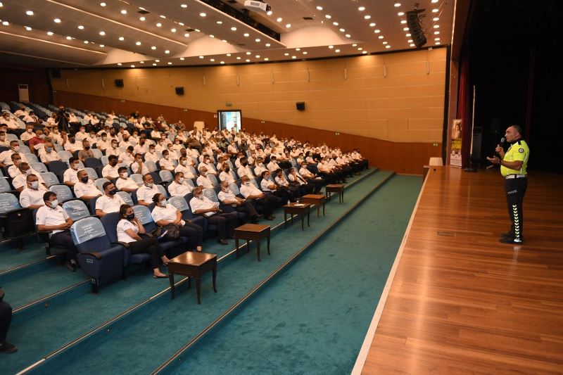 Mersin’de belediye şoförlerine ’trafikte önce yaya’ eğitimi
