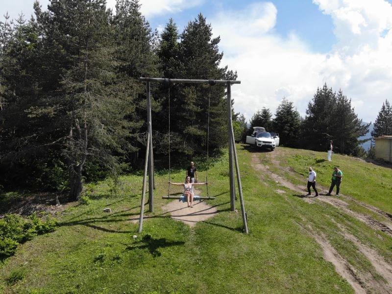 Tepeye kurulan salıncak ilgi odağı oldu
