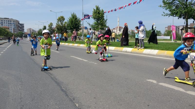 Pendikli gençler, sınavdan çıkıp paten kayarak stres attılar
