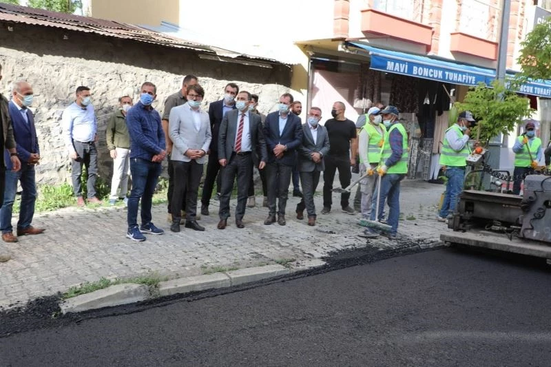 Kars’ta asfaltı yapılan yolların çizimi yapılıyor
