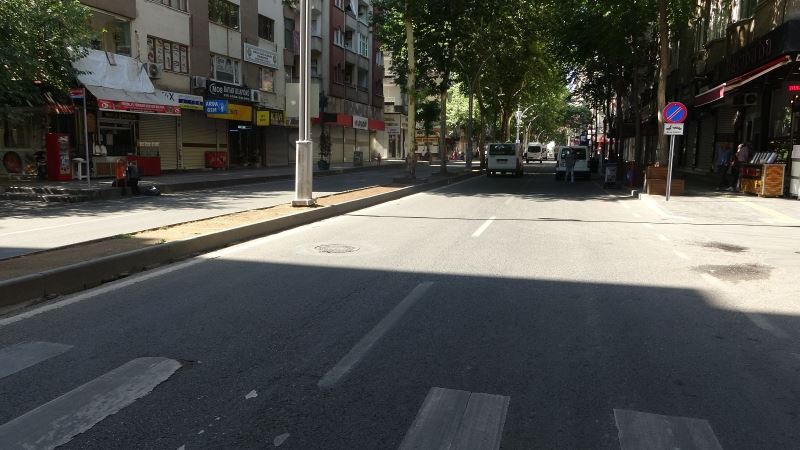 Son kısıtlamaya Diyarbakır uydu, sokaklar boş kaldı
