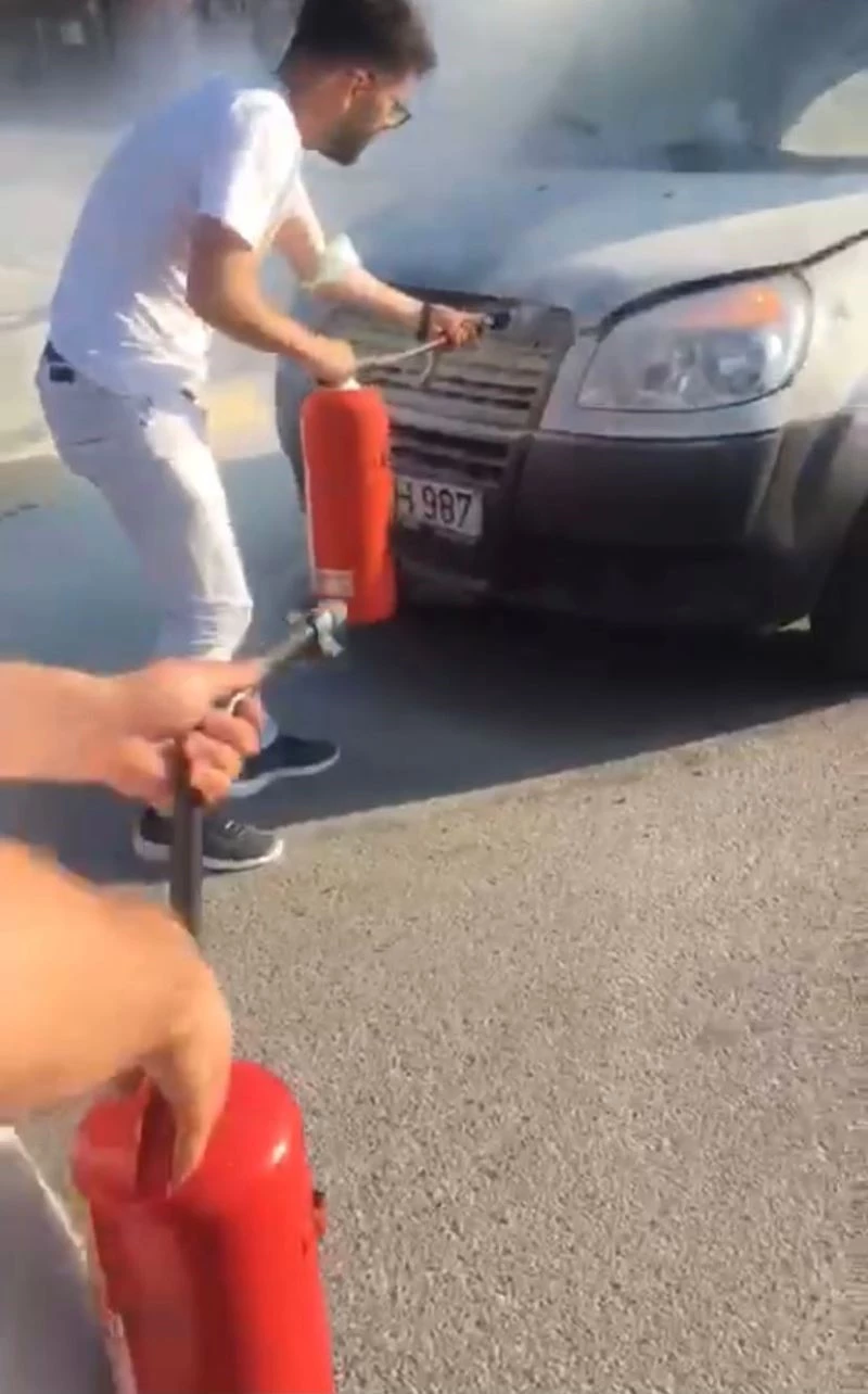 Aracın küle dönmesini vatandaşlar engelledi
