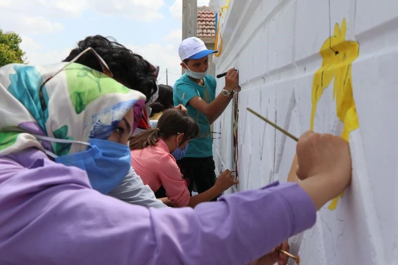 Önce boyadılar, sonra çizgi film kahramanlarını çizdiler
