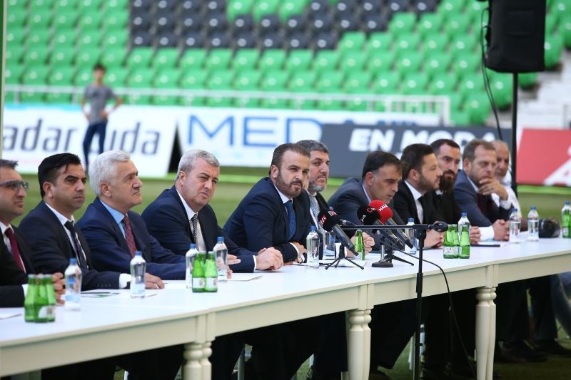 Sakaryaspor, transfer ettiği futbolcularla sözleşmeleri imzaladı
