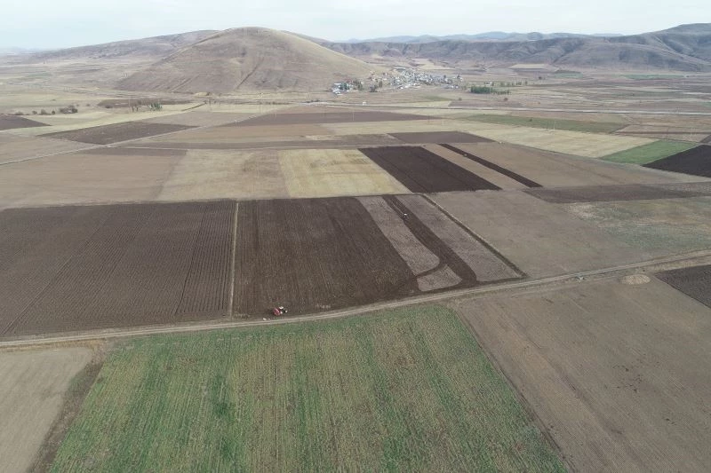 Demirözü’nde tarla içi ulaşım yollarını açma çalışması devam ediyor
