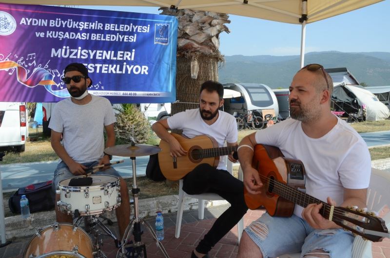 Aydın Büyükşehir ve Kuşadası Belediyesi müzisyenlere desteğini sürdürüyor
