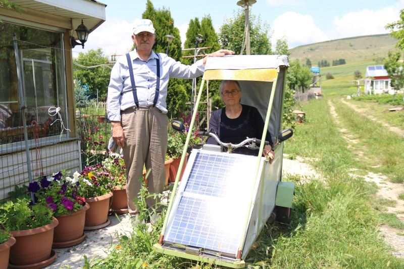  Eşine sera malzemelerinden elektrikli araba yaptı
