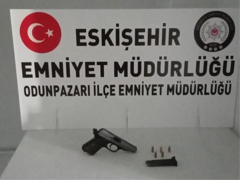 Vatandaşın ihbarıyla aracında silah taşıyan şahıs yakayı ele verdi
