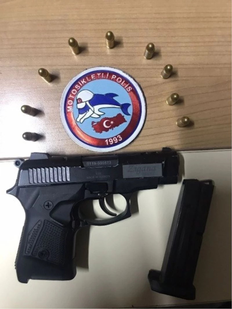 Çöp kovasına sakladığı tabanca polislerin dikkatinden kaçmadı
