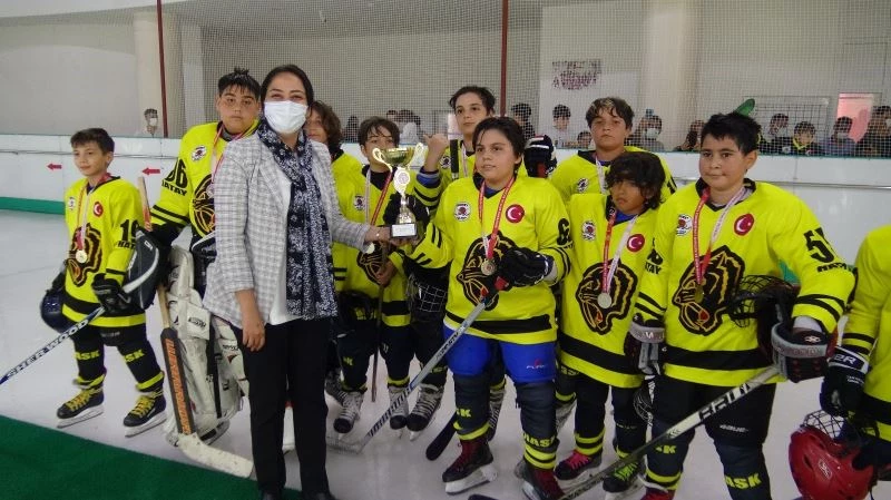 Buz hokeyinde yıldızlar ve minikler madalyalarını aldı
