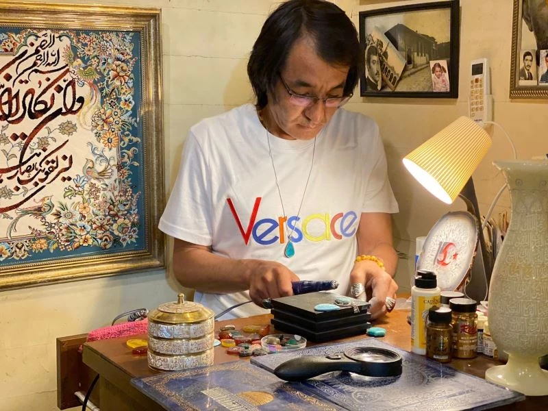 (Özel) Afganistanlı usta el, hat sanatını değerli taşlara işliyor
