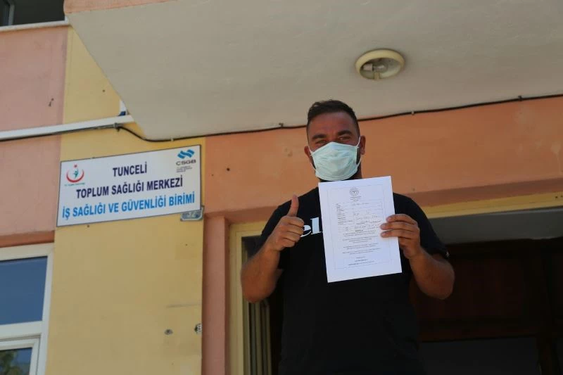 Almanya’da aşı randevusu alamayan vatandaş, memleketi Tunceli’de aşısını oldu
