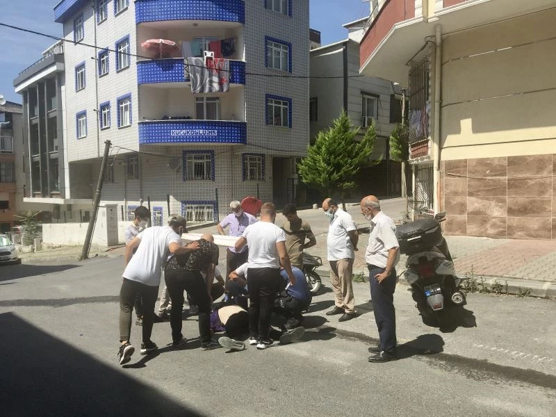  Yaralı kuryeyi güneşten korumak için çuvalla gölge yaptılar
