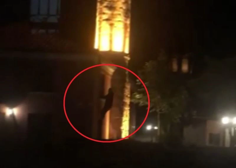 Örümcek adam gibi tırmandığı pencereden camiye böyle girdi
