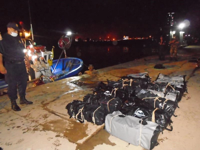 Cezayir kıyılarında yarım tona yakın kokain ele geçirildi
