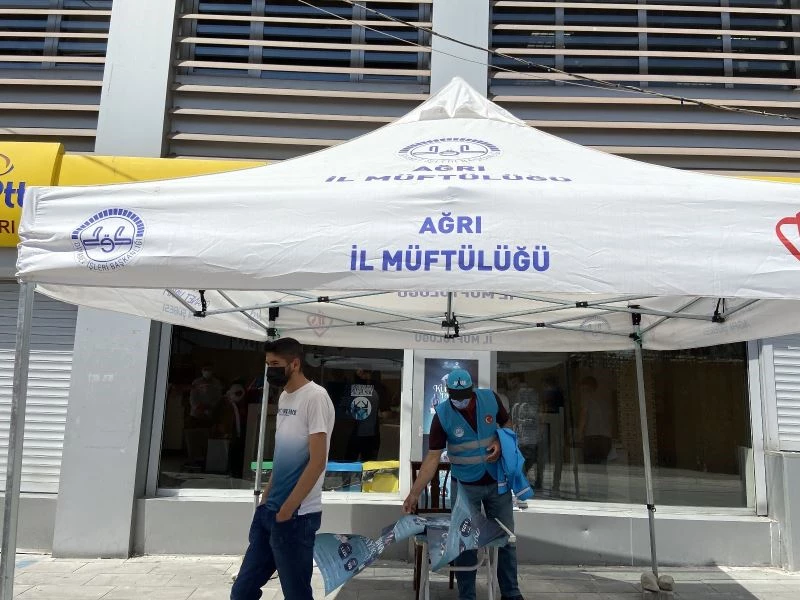 Ağrı’da ’Kurbanını Paylaş Kardeşinle Yakınlaş’ standı açıldı
