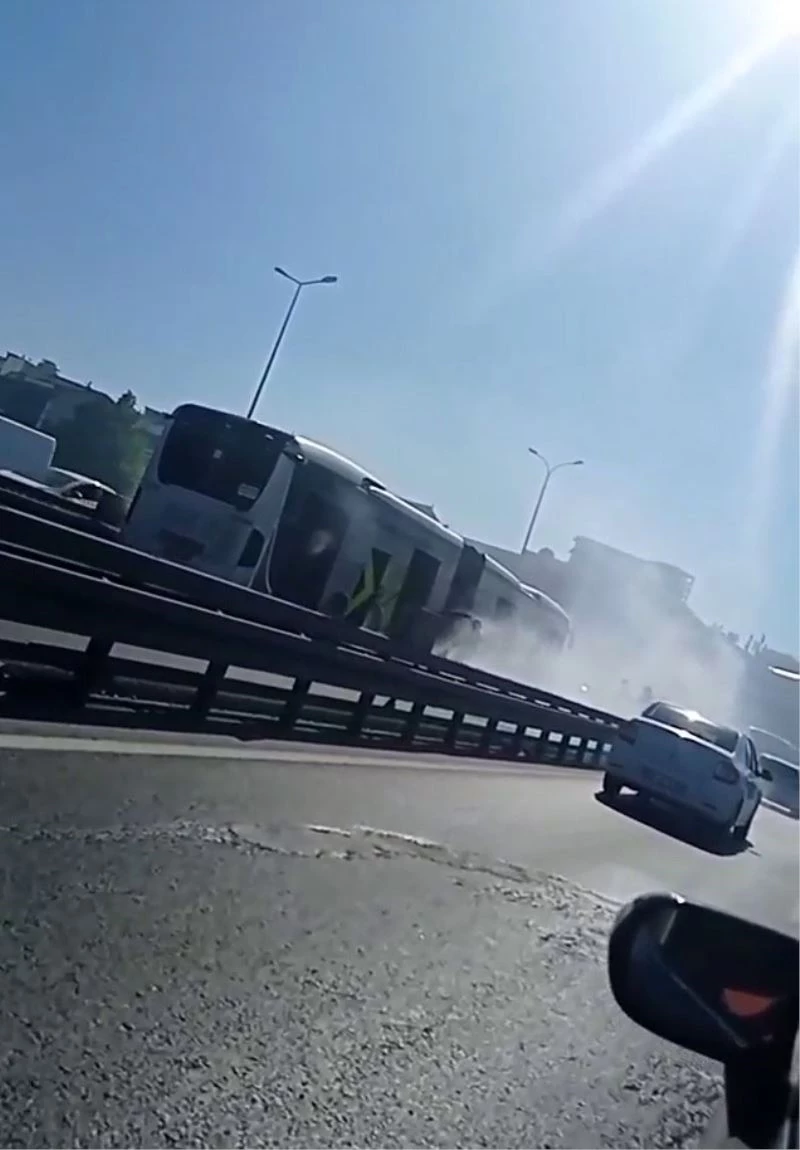 Beylikdüzü’nde metrobüste korkutan yangın
