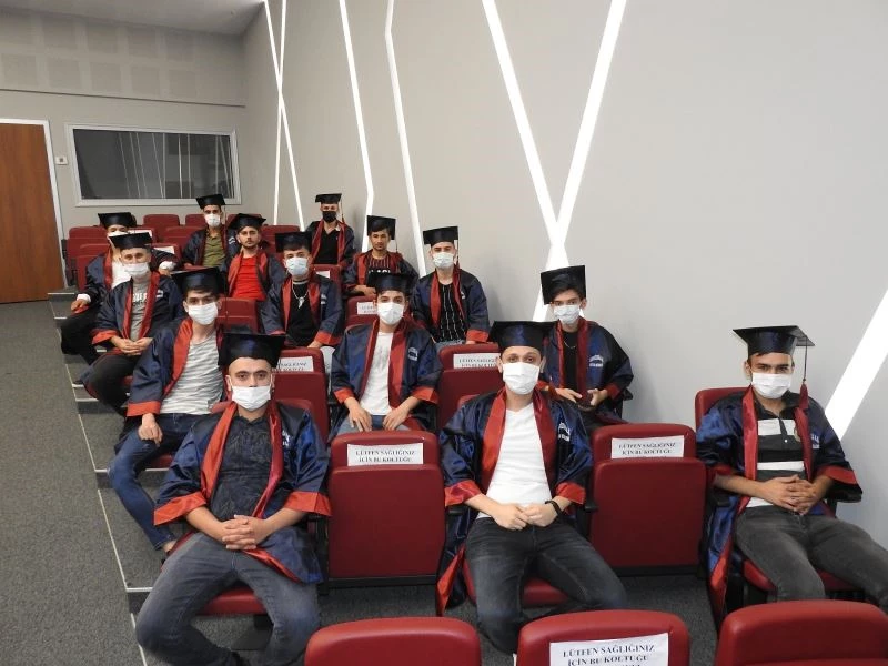 Ustalık belgesi alan öğrenciler meslek lisesi diplomasıyla mezun oldu
