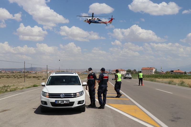 Aksaray’da jandarma trafik kuralı ihlallerini helikopterle denetledi
