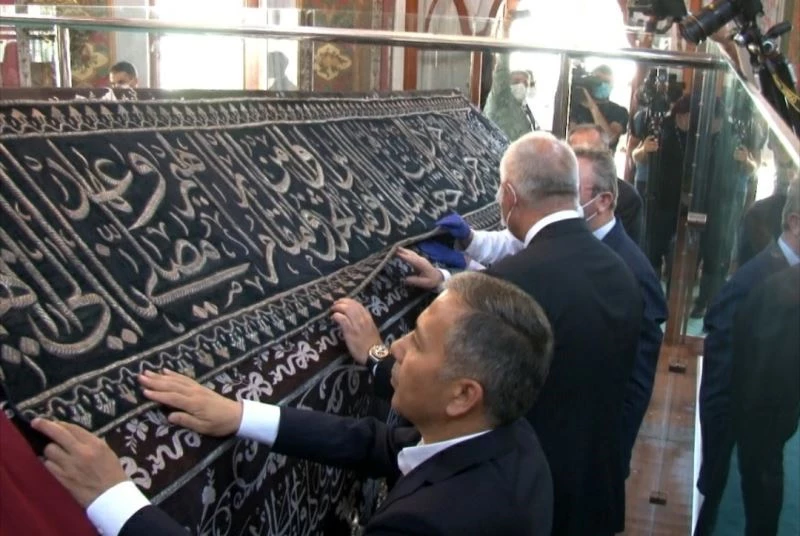 Kabe Kuşağı Fatih Sultan Mehmet Türbesi’ne yerleştirildi
