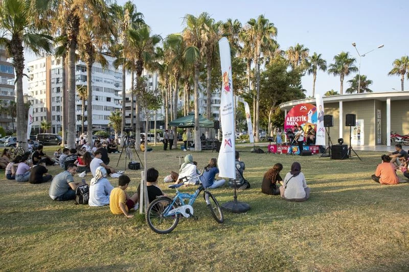 Gençler, YKS stresini Büyükşehir Belediyesinin konseriyle attı
