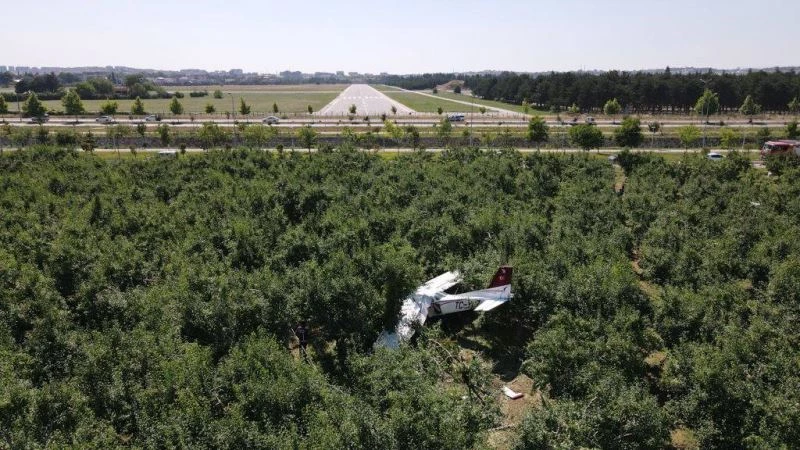 Mecburi iniş yapan uçak bir süre önce böyle görüntülendi...
