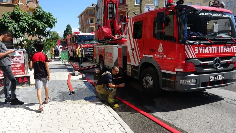 Sancaktepe’de giyim mağazasının alev alev yandığı anlar kamerada
