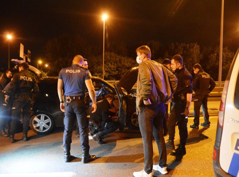 İstanbul’da hareketli dakikalar...’Dur’ ihtarına uymayan alkollü sürücü önce polis araçlarına sonra bariyerlere çarpınca yakalandı
