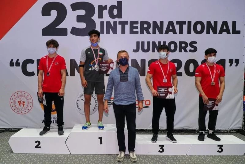 Büyükşehirli sporcular madalyaları göğüsledi
