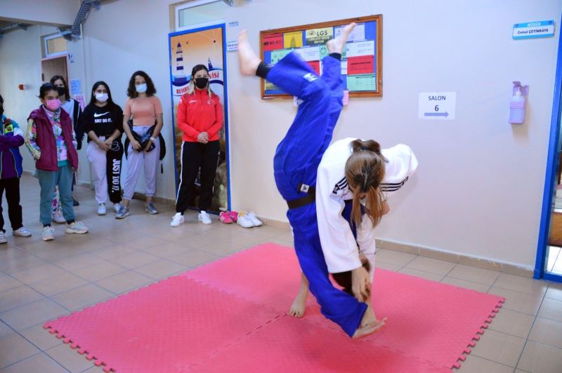 Milli judocular, minik judoculara gösterilerini sundu
